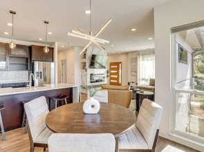 4 Mi to Dtwn Greenville: Group-ready Home w/ Yard