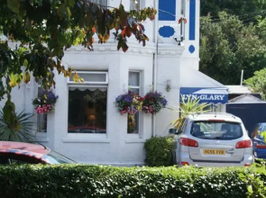 Lyn Glary Hotel