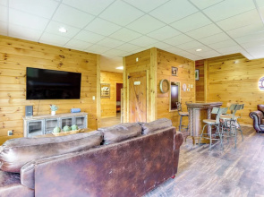 Riffle Run Cabin: River Access, Hot Tub, Game Room