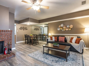 Charming 3BR House Cozysuites Pool Table