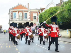 4 Bed 3 Baths in CENTRAL WINDSOR! WALK 2 ALL THE SIGHTS! LEGOLAND 5 MIN DRIVE