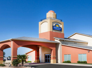 Days Inn & Suites by Wyndham Marquez