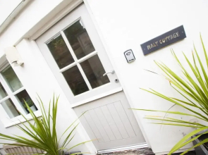 2 Bed Cottage - Sleeps 4 - Pets - Patio - Parking