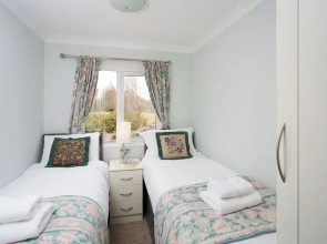 Bluebell Lodge - Sleeps 4,hot Tub, Loch & Woodland