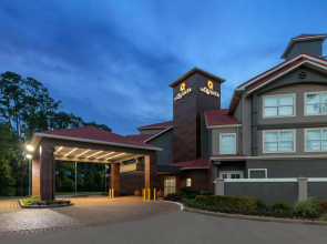 La Quinta Inn & Suites by Wyndham Houston Bush IAH South