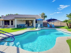 Spacious Backyard w/ Putting Green: Peoria Retreat