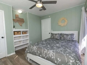 Texas Charm Cottage - 1 Block From the Lake & Hill Country Views