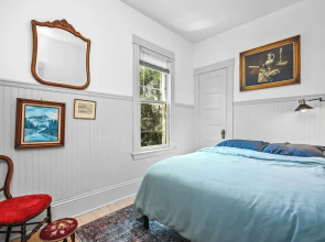 Uptown Minneapolis Home: Walk To Lakes!