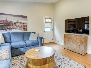 1 Block to Usna Stadium: Modern Annapolis Home!