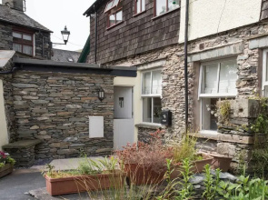 Cozy 1BR apartment, central Ambleside with parking