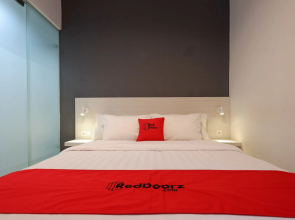 RedDoorz Plus near Ciputra Mall Simpang Lima