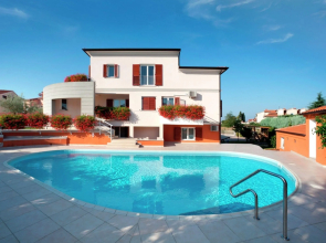 Modern apartment for 2-4 persons in familily house with shared pool