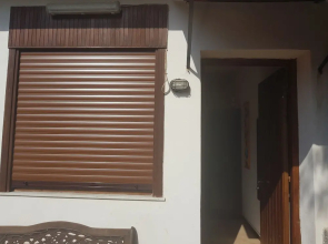 Monovano Furnished With a Small Garden