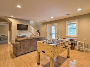 < Half-mi to Skiing: Lake Harmony Home w/ Hot Tub