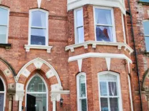 Apartment 5 the Keyes- Bright & Spacious Apartment with Free Parking