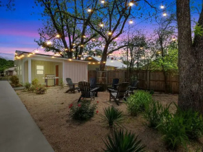 The Grove E With Hot Tub & King Bed - 2 Blks to Main
