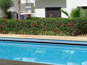 Grand appartement en face à la mer avec piscine.