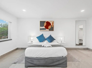 Unique Retreat - Unit C: Charming 2nd-floor Escape
