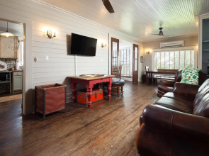 Wind Song Heritage Haus Sl191 5 Bedroom Home by RedAwning