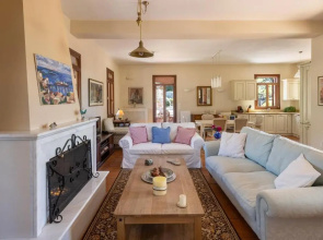 Villa Marianthi Syros, 4-Bedroom Villa with Garden, 2Km form the Sea