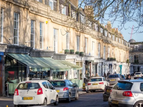Elliot Oliver - Luxury 3 Bedroom Town Centre Apartment With Parking