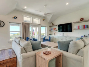 Walk to Beach: Southern Shores Retreat w/ Hot Tub