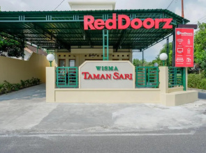 RedDoorz near Stadion 45 Karanganyar