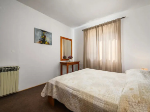Spacious Apartment With Garden