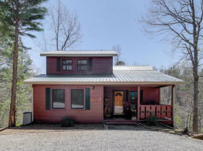 Cozy Sevierville Cabin w/ Hot Tub, Mountain Views!