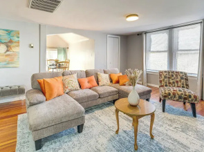 Walk to Coventry Village: Charming Top-floor Unit!