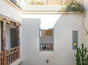 Riad Le J