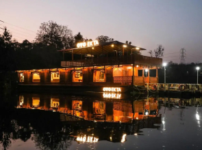 OYO EKTA Houseboat