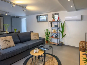 Gazi Metro APT Urban Balcony Oasis