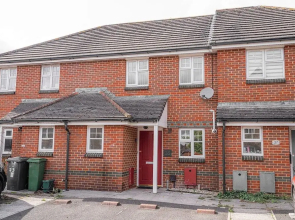 Modern 2-bed Home With Driveway Basingstoke