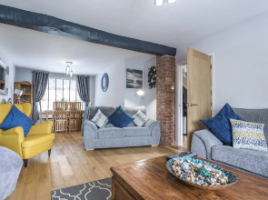 Mayfield House - 4 Bedroom House - Tenby