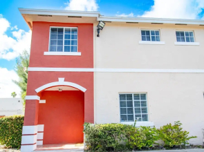 Good Vibes Oasis- Cozy Townhome With Parking