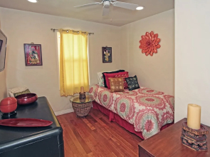 3909 Marcus Ave Shie1 4 Bedroom Duplex