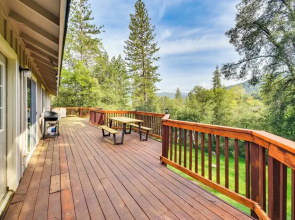 Sierra Serenity: Scenic Mtn Escape w/ Game Room