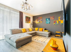 Art Gallery Apartment in Silver Mountain