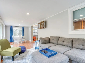 2 Mi to Mt Snow: Warm & Cozy Family Winter Retreat