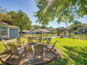 Waterfront Retreat w/ Hot Tub in Gun Barrel City!