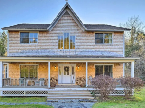 Private Home w/ Hot Tub Near Jay Peak Slopes