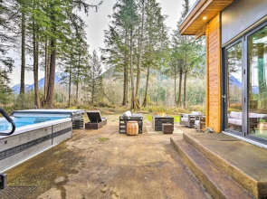 Heated Swim Spa! 15-acre Cabin on Skykomish River