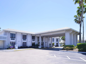 Clarion Inn & Suites Across From Universal Orlando Resort