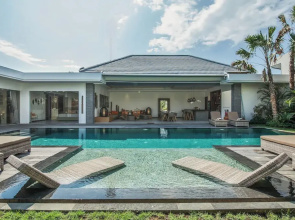 Splendid 6BR Villa, Just 400m to Finns Beach