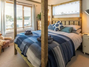 1 Bed Flat - Sleeps 2 - Pets - Balcony - Parking