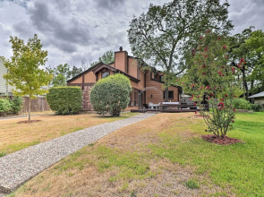 Bryan Home w/ Deck & Yard ~ 4 Mi to Texas A & M!
