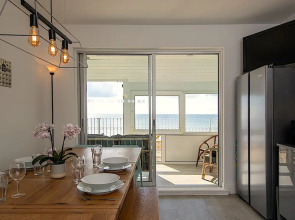 Stunning Beachfront Apt w Balcony Sea Views