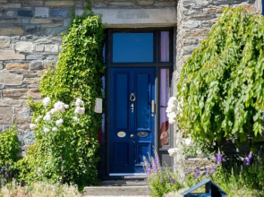 Historic Stonehouse & Alley Cottage - Sleeps 14 with spa pool