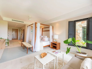 Luxurious 4 Bedroom Condo